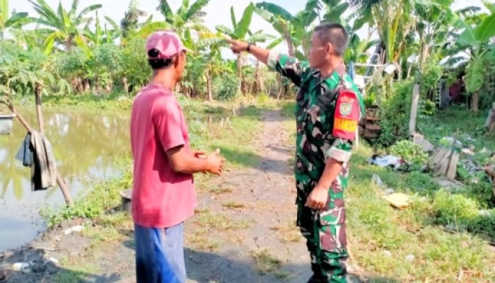 Babinsa Koramil 2303/Pulomerak Aktif Dampingi Warga Bahas Budidaya Ikan dan Kebersihan Lingkungan