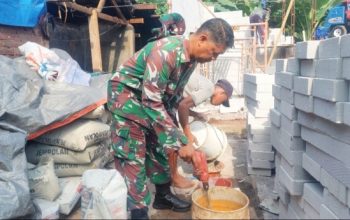 Babinsa Koramil 2306/Mancak Gotong Royong Bangun Rumah Warga, Wujud Nyata Kepedulian TNI di Tengah Masyarakat