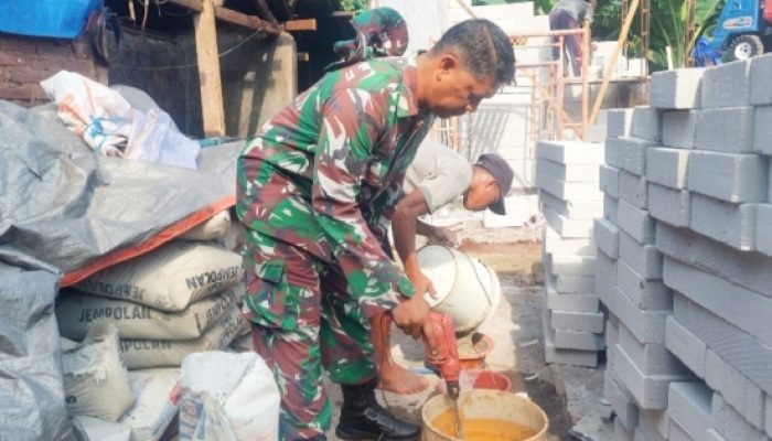 Babinsa Koramil 2306/Mancak Gotong Royong Bangun Rumah Warga, Wujud Nyata Kepedulian TNI di Tengah Masyarakat