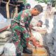 Babinsa Koramil 2306/Mancak Gotong Royong Bangun Rumah Warga, Wujud Nyata Kepedulian TNI di Tengah Masyarakat