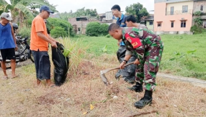 Babinsa Koramil 2307/Ciwandan Turun Tangan Bersama Warga, Bangun Rumah dan Bersihkan Sungai Demi Lingkungan Sehat