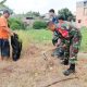 Babinsa Koramil 2307/Ciwandan Turun Tangan Bersama Warga, Bangun Rumah dan Bersihkan Sungai Demi Lingkungan Sehat