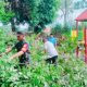 Babinsa Koramil 2303/Pulomerak Bersama Warga Gelar Karya Bakti, Dari Pengurukan Lahan Hingga Pangkas Pohon Rawan Tumbang