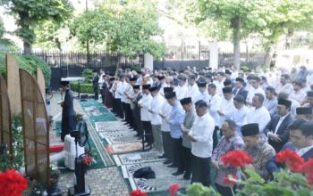 Momen Hangat Prabowo Salat Iduladha Bersama Diaspora Indonesia di Paris