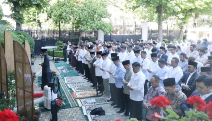 Momen Hangat Prabowo Salat Iduladha Bersama Diaspora Indonesia di Paris