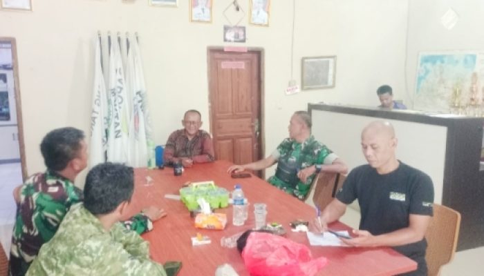 Babinsa Koramil 2302/Bojonegara Aktif Komsos, Bahas Keamanan dan Gotong Royong Bersama Warga