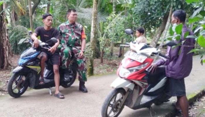 Babinsa Koramil 2304/Anyar Gotong Royong Bersama Warga Bangun Masjid dan Talut