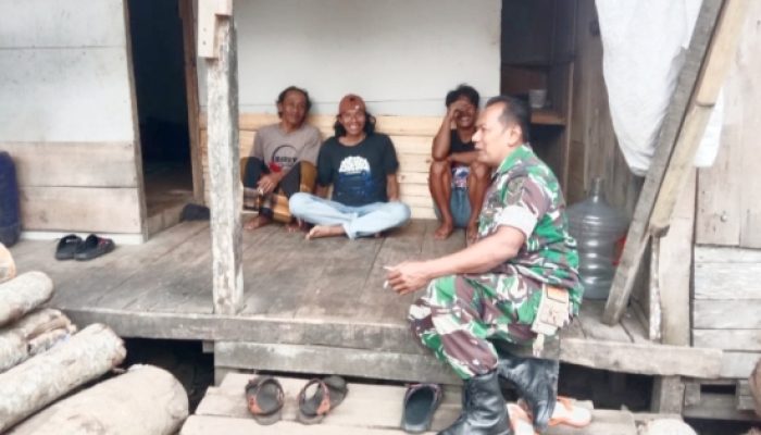 Babinsa Koramil 2305/Cinangka Tingkatkan Komsos, Ajak Warga Jaga Keamanan Lingkungan