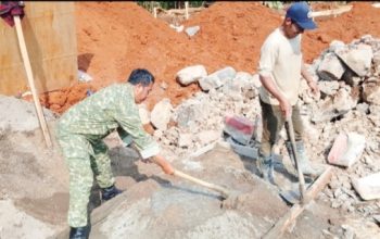 Babinsa Koramil 2305/Cinangka Gotong Royong Bantu Pembangunan Pondasi dan Fasilitas Warga