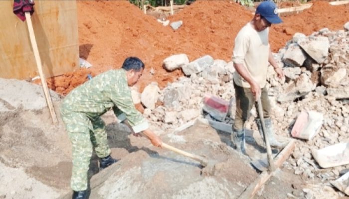 Babinsa Koramil 2305/Cinangka Gotong Royong Bantu Pembangunan Pondasi dan Fasilitas Warga