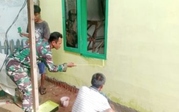 Babinsa Koramil 2302/Bojonegara Gotong Royong Bantu Pembangunan Rumah Warga