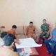 Babinsa Koramil 2303/Pulomerak Gelar Komsos Bahas Perbatasan Tanah dan Kamtibmas di Wilayah Binaan