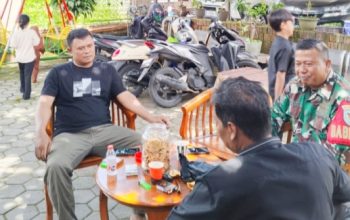Babinsa Koramil 2307/Ciwandan Perkuat Kebersamaan Warga Melalui Komsos dan Semangat Gotong Royong