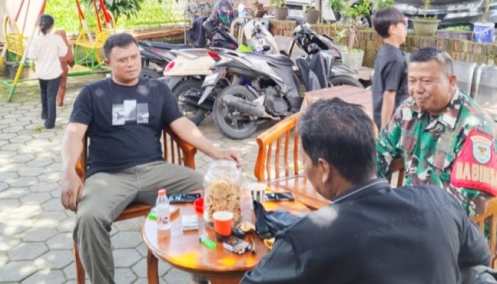 Babinsa Koramil 2307/Ciwandan Perkuat Kebersamaan Warga Melalui Komsos dan Semangat Gotong Royong
