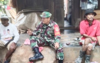 Babinsa Koramil 2304/Anyar Tingkatkan Kamtibmas dan Kepedulian Lingkungan Melalui Komsos Bersama Warga