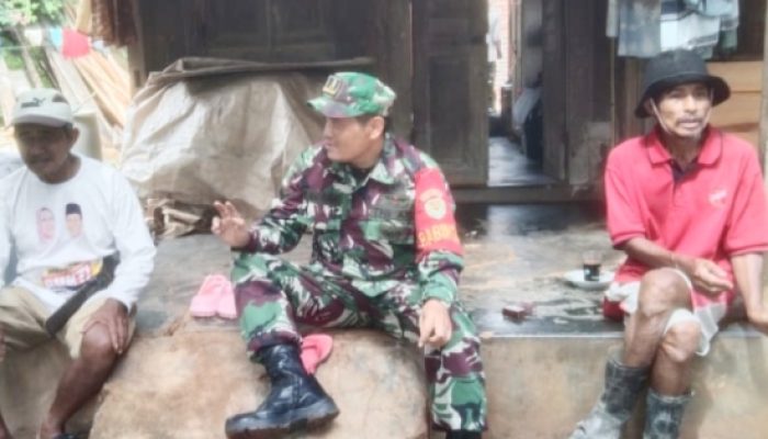Babinsa Koramil 2304/Anyar Tingkatkan Kamtibmas dan Kepedulian Lingkungan Melalui Komsos Bersama Warga
