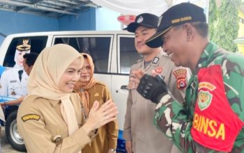 Babinsa Koramil 2305/Cinangka Aktif Pantau Harga Sembako dan Dampingi Penyerahan Ambulans Desa Siaga