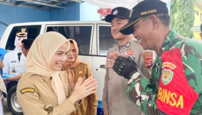 Babinsa Koramil 2305/Cinangka Aktif Pantau Harga Sembako dan Dampingi Penyerahan Ambulans Desa Siaga