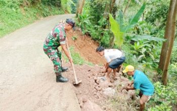 Babinsa Koramil 2303/Pulomerak Bersama Warga Laksanakan Karya Bakti Perbaikan Jalan Longsor dan Saluran Air di Cilegon