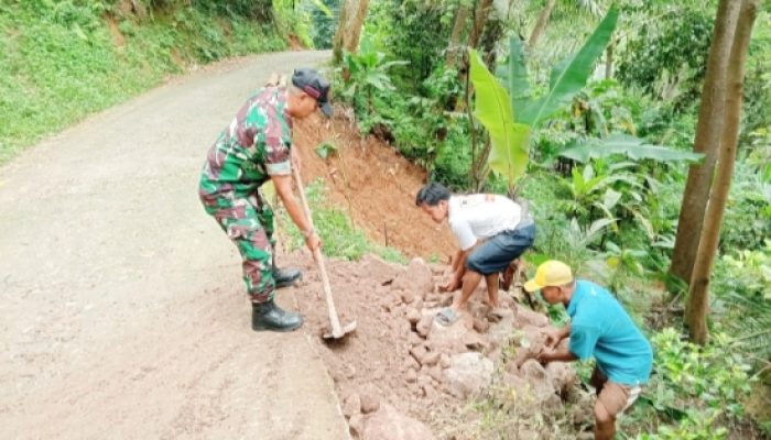 Babinsa Koramil 2303/Pulomerak Bersama Warga Laksanakan Karya Bakti Perbaikan Jalan Longsor dan Saluran Air di Cilegon
