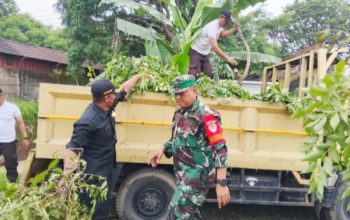 Babinsa Koramil 2307/Ciwandan Bersama Warga Gelar Kerja Bakti Bersihkan Sungai dan Saluran Air