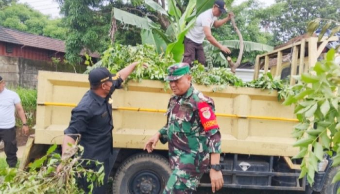 Babinsa Koramil 2307/Ciwandan Bersama Warga Gelar Kerja Bakti Bersihkan Sungai dan Saluran Air