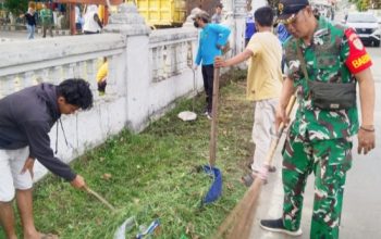 Babinsa Koramil 2304/Anyar Bersama Warga Gelar Karya Bakti Bersihkan Lingkungan Desa
