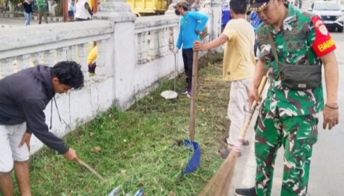 Babinsa Koramil 2304/Anyar Bersama Warga Gelar Karya Bakti Bersihkan Lingkungan Desa