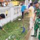 Babinsa Koramil 2304/Anyar Bersama Warga Gelar Karya Bakti Bersihkan Lingkungan Desa