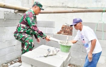 Babinsa Koramil 2303/Pulomerak Gelar Karya Bakti, Bantu Pembangunan Rumah dan Pemangkasan Pohon Bersama Warga