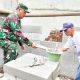 Babinsa Koramil 2303/Pulomerak Gelar Karya Bakti, Bantu Pembangunan Rumah dan Pemangkasan Pohon Bersama Warga
