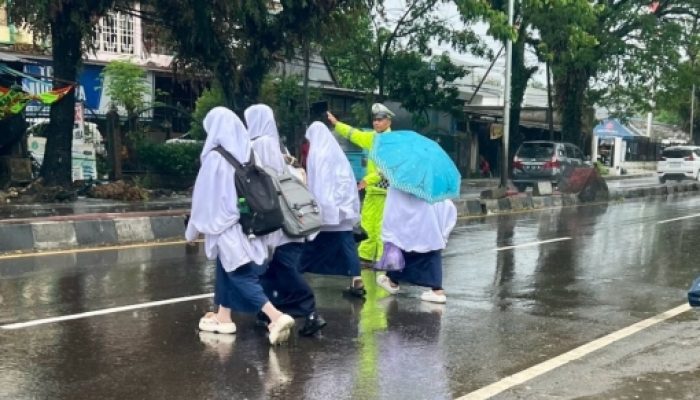 Polri Untuk Masyarakat, Personel Polres Maros Tetap Melayani Masyarakat Ditengah Guyuran Hujan