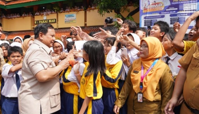 Guru SMPN 111 Jakarta Bahagia Dikunjungi Prabowo: “Luar Biasa Bangga!