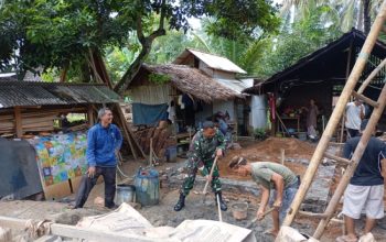 Babinsa Koramil 2305/Cinangka Gotong Royong Bantu Pemasangan Pondasi Rumah Warga