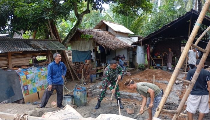 Babinsa Koramil 2305/Cinangka Gotong Royong Bantu Pemasangan Pondasi Rumah Warga