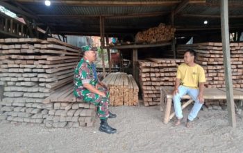 Babinsa Koramil 2306/Mancak Dorong Semangat Gotong Royong Warga Melalui Komsos di Desa Batu Kuda dan Waringin