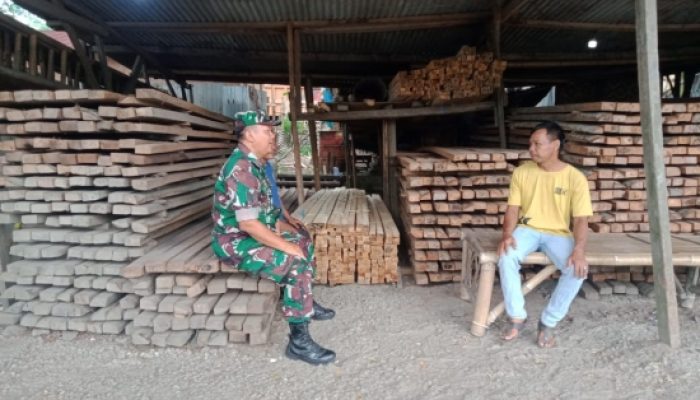 Babinsa Koramil 2306/Mancak Dorong Semangat Gotong Royong Warga Melalui Komsos di Desa Batu Kuda dan Waringin