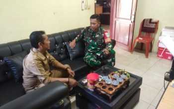 Babinsa Koramil 2302/Bojonegara Intensifkan Komsos, Bahas Keamanan Wilayah dan Semangat Gotong Royong Bersama Warga
