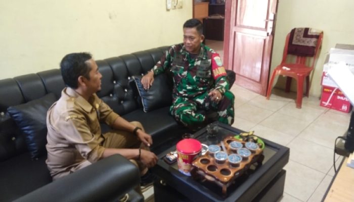 Babinsa Koramil 2302/Bojonegara Intensifkan Komsos, Bahas Keamanan Wilayah dan Semangat Gotong Royong Bersama Warga