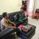 Babinsa Koramil 2302/Bojonegara Intensifkan Komsos, Bahas Keamanan Wilayah dan Semangat Gotong Royong Bersama Warga