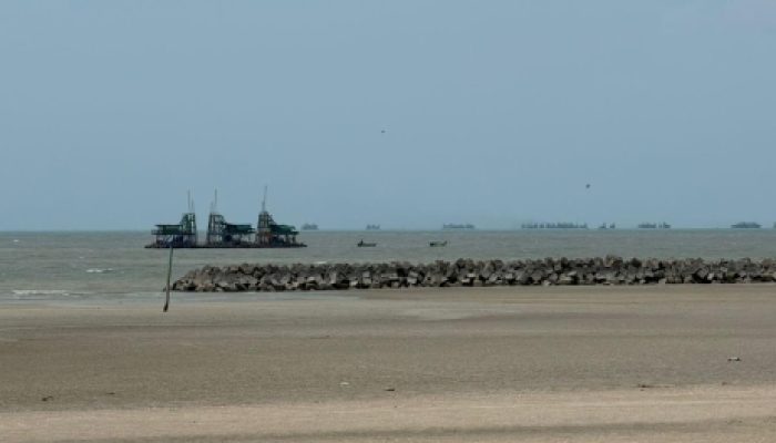 Ponton Timah Parkir Dibibir Pantai Pasir Pasir, Novi: Tidak Boleh, Kami Akan Cek!!