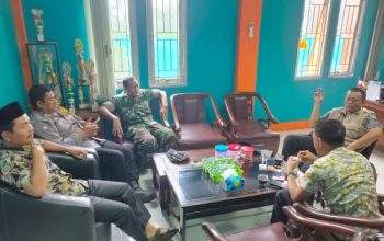 Babinsa Koramil 2303/Pulomerak Tingkatkan Pembinaan Generasi Muda dan Koordinasi Keamanan Wilayah Melalui Komsos
