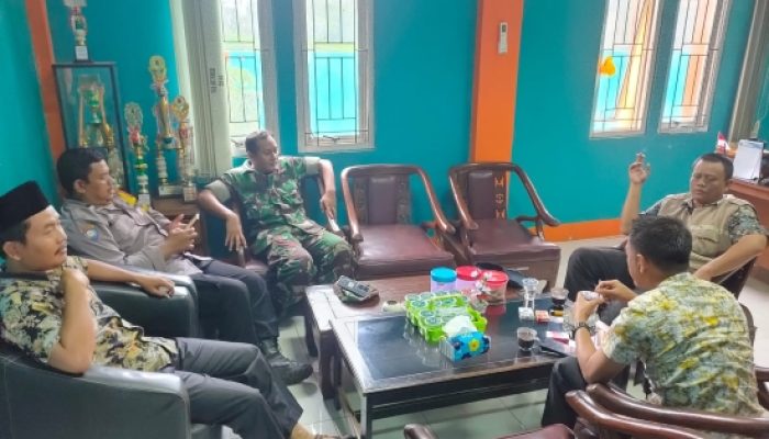 Babinsa Koramil 2303/Pulomerak Tingkatkan Pembinaan Generasi Muda dan Koordinasi Keamanan Wilayah Melalui Komsos