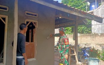 Babinsa Koramil 2306/Mancak Gotong Royong Bantu Renovasi dan Pembangunan Rumah Warga