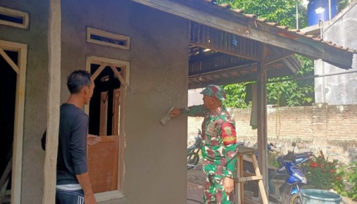 Babinsa Koramil 2306/Mancak Gotong Royong Bantu Renovasi dan Pembangunan Rumah Warga