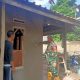 Babinsa Koramil 2306/Mancak Gotong Royong Bantu Renovasi dan Pembangunan Rumah Warga