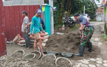 Babinsa Koramil 2303/Pulomerak Bersama Warga Gencarkan Karya Bakti untuk Kebersihan Lingkungan di Cilegon