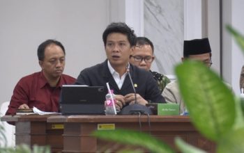 Legislator Partai Gerindra Serahkan Program Indonesia Pintar kepada Siswa di Ogan LLir