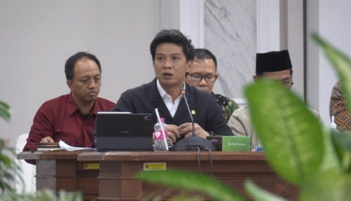 Legislator Partai Gerindra Serahkan Program Indonesia Pintar kepada Siswa di Ogan LLir