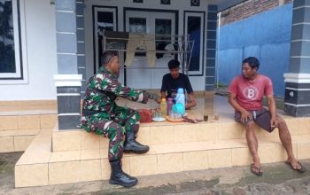 Babinsa Koramil 2302/Bojonegara Tingkatkan Keamanan dan Semangat Gotong Royong Melalui Komsos di Wilayah Binaan